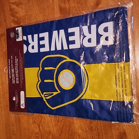 Milwaukee Brewers Decorative Flag - Picture 3 of 6